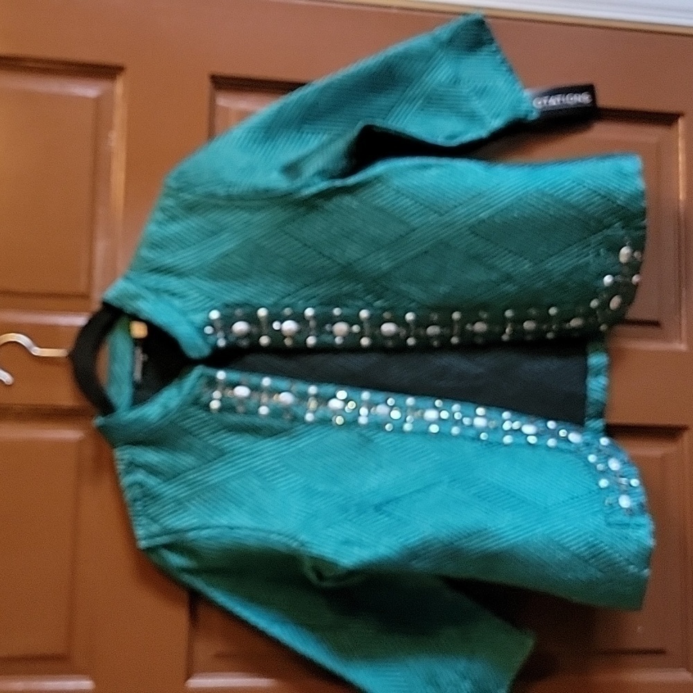 Notations-Green textured open front jkt with silver beads. M. NWT.